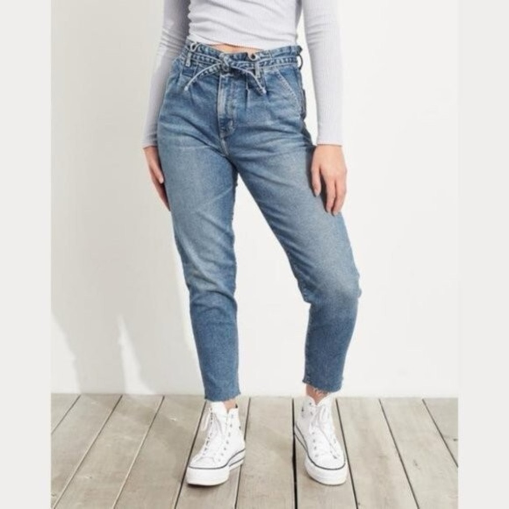 Hollister Ultra High-Rise Mom Jeans Vintage Stretch Paper Bag